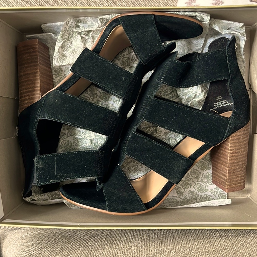 New never worn shoes size 9m